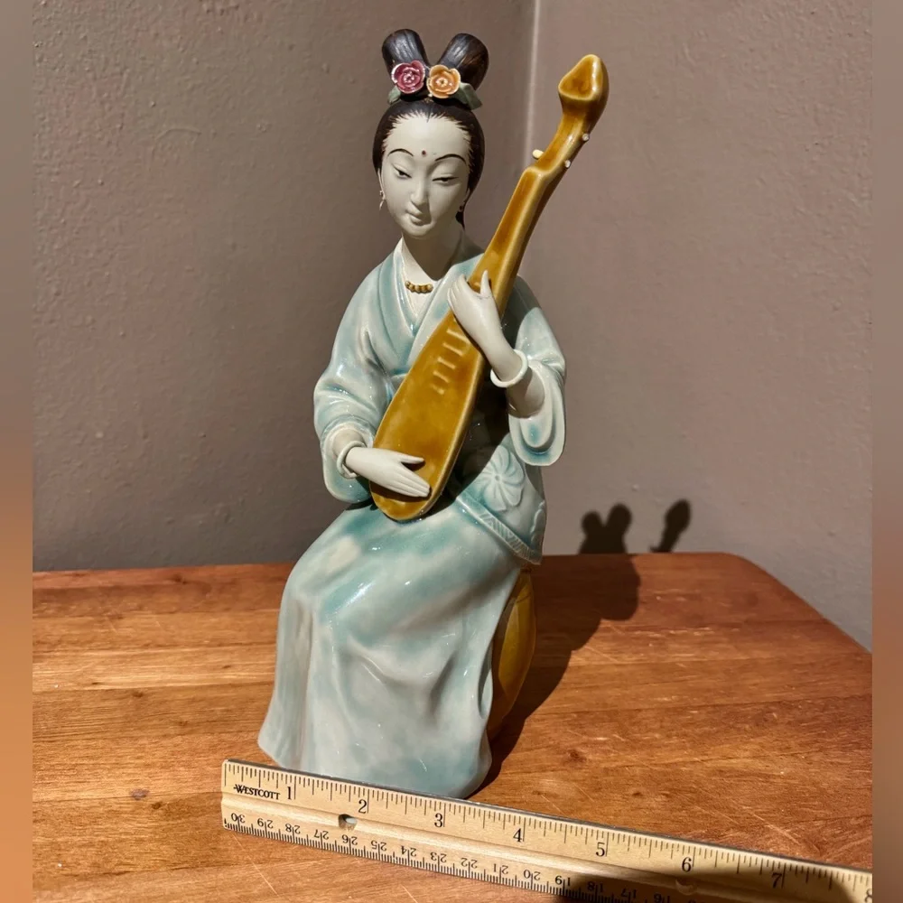 Seated Japanese Geisha Girl Playing the Pipa Hand Painted Porcelain Figurine 🏯